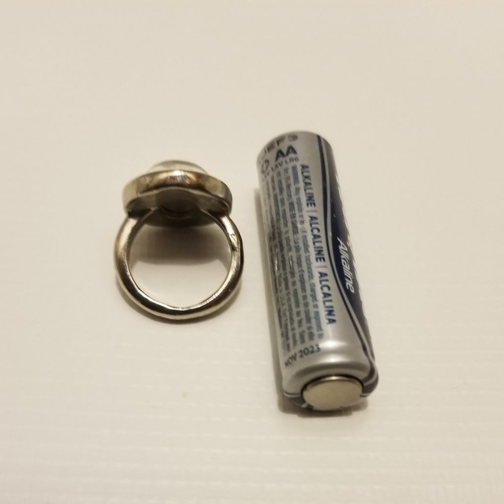 vintage silvertone ring with eerily beautiful gray stone - Picture 9 of 12